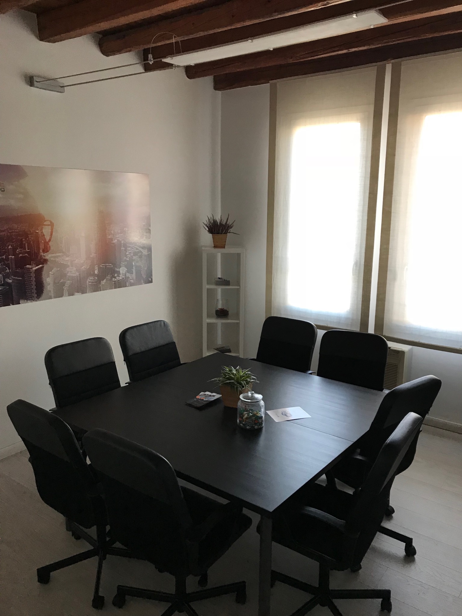 Sala riunioni BassiLab con travi a vista