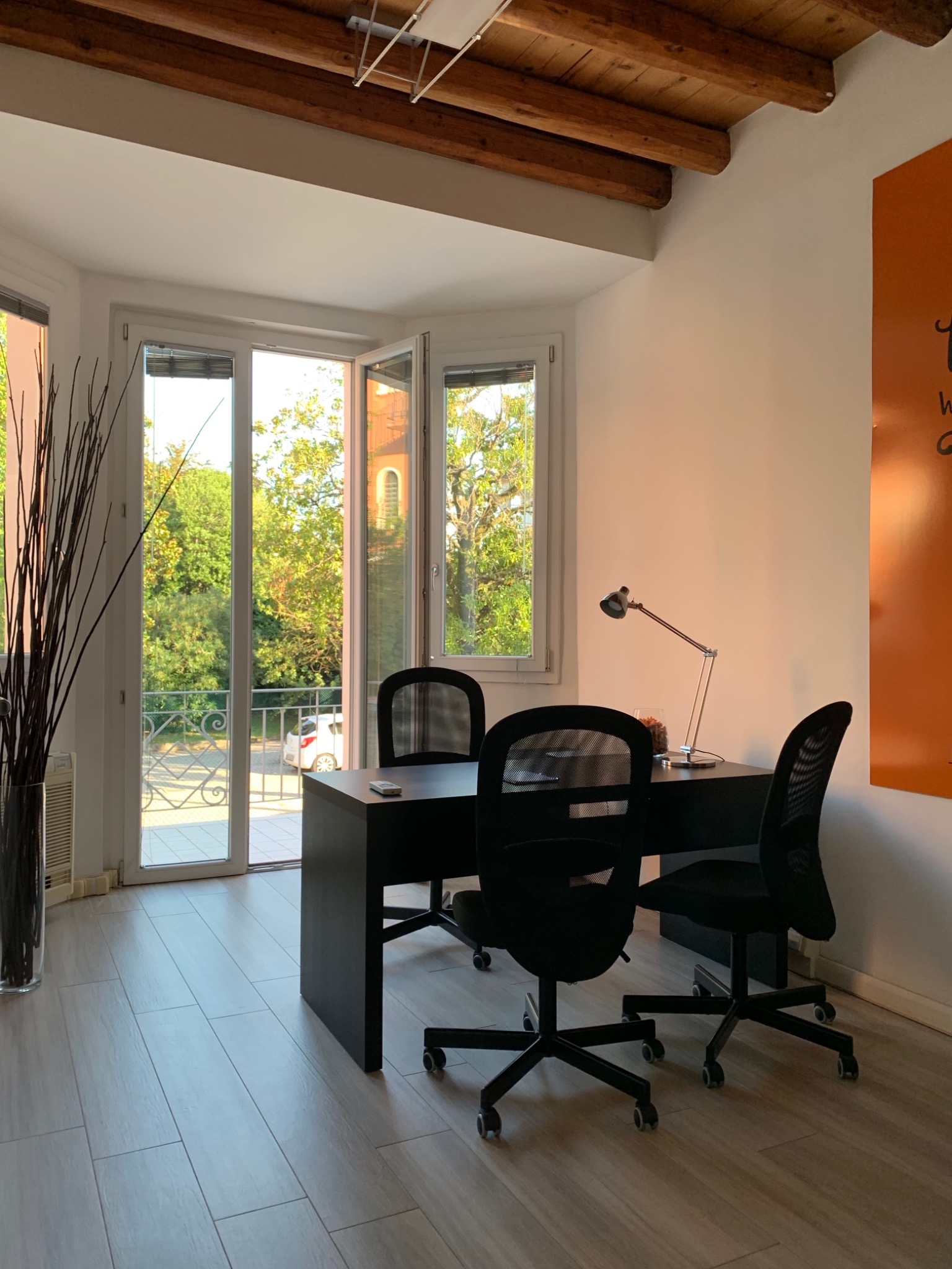 Ufficio privato BassiLab con luce naturale